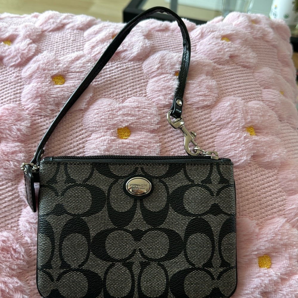 Coach wristlet - great condition
